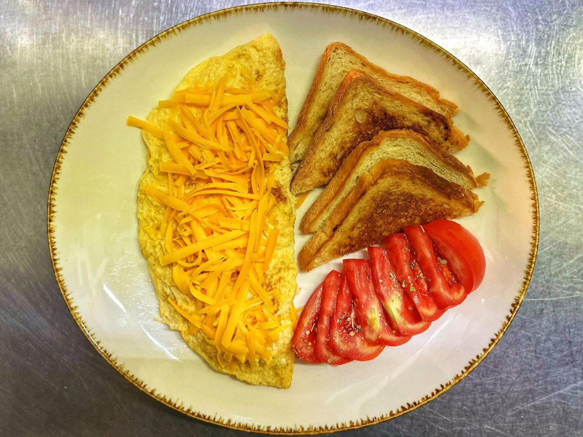 Omletă cu cheddar, roșii și toast