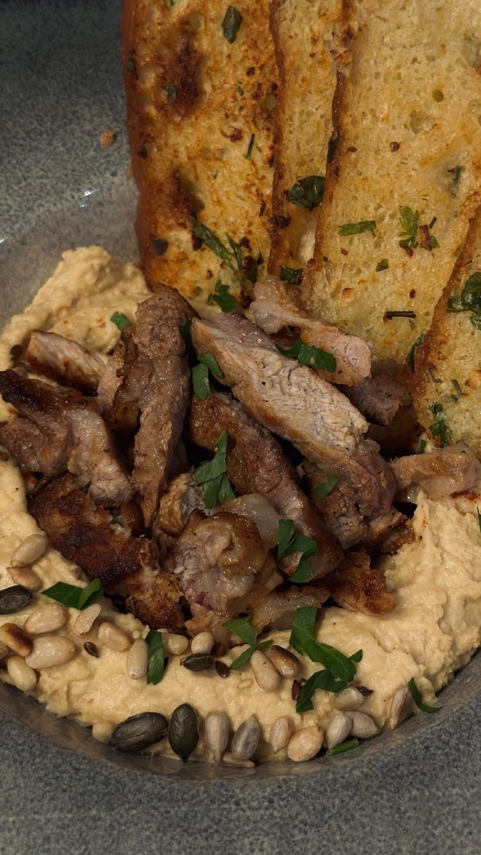 Hummus cu Mușchi de Vită și Garlic Bread