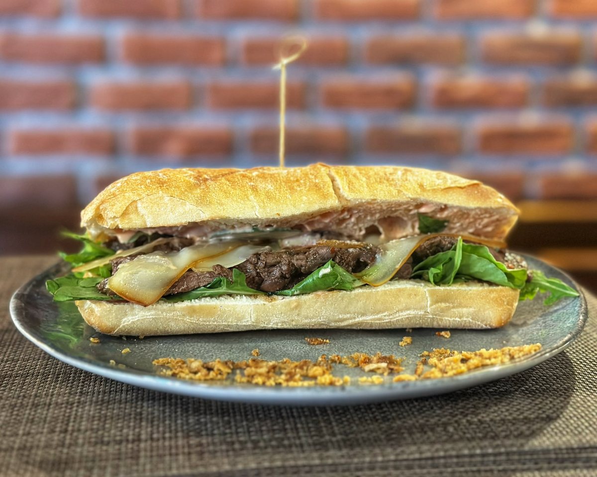 Ciabatta Mușchi Vită, Cașcaval Afumat și Sos de Muștar