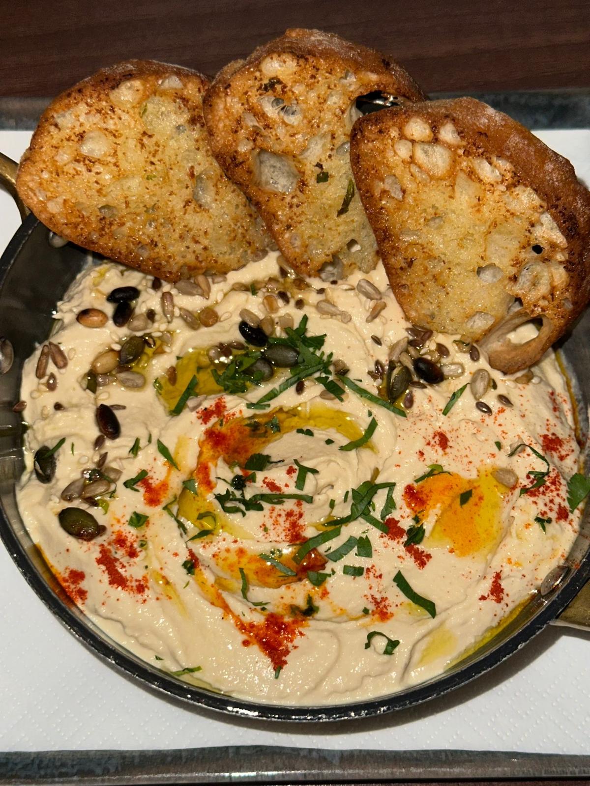 Hummus, servit cu Garlic Bread