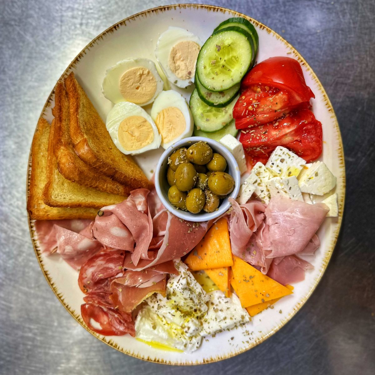 Ouă fierte, mortadella, prosciutto crudo, salam, cheddar, feta, mozzarella di bufala, roșii, castraveți, măsline, toast