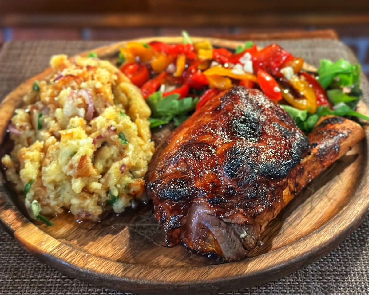Rasol Porc cu Cartofi Zdrobiti si Salata de Ardei Copti