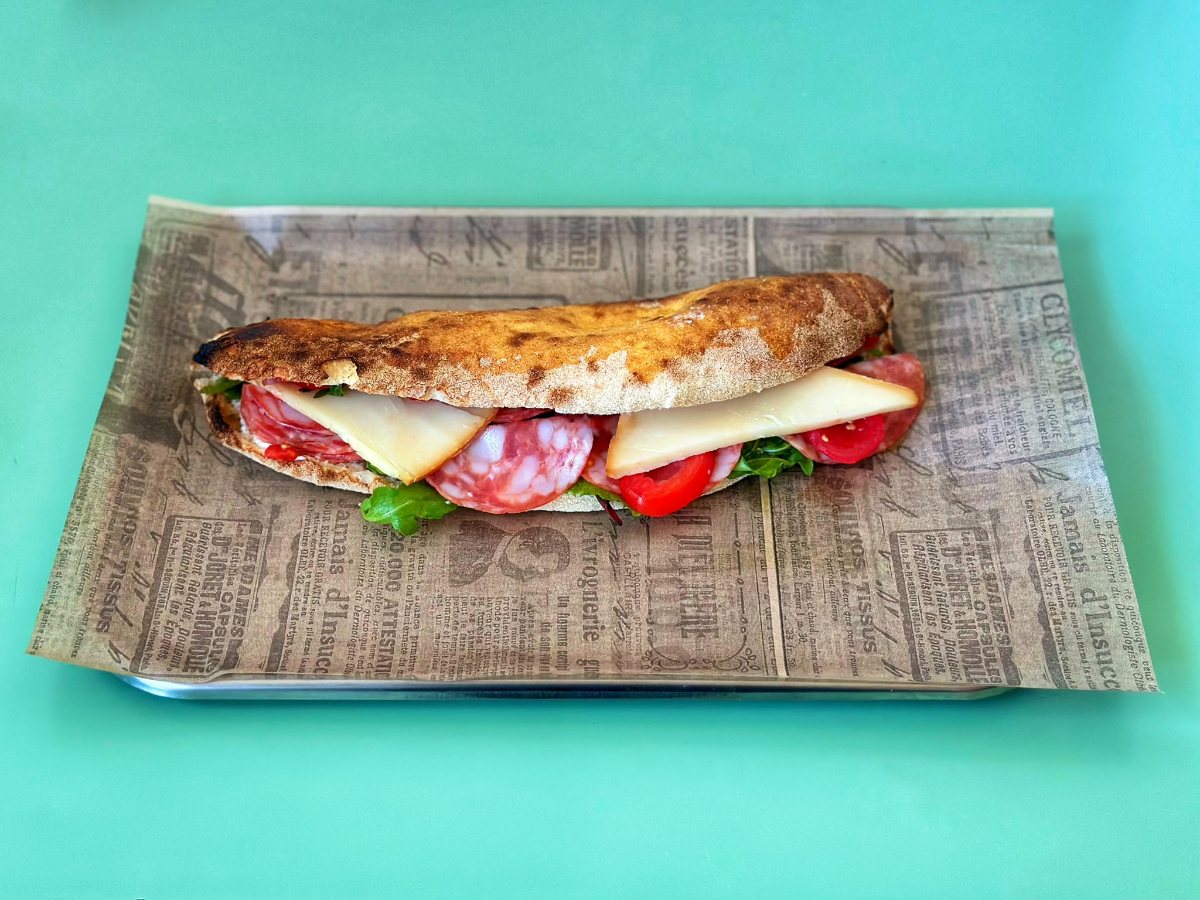 Sandwich Salami, Cremă de Brânză, Cașcaval Afumat, Roșii Cherry