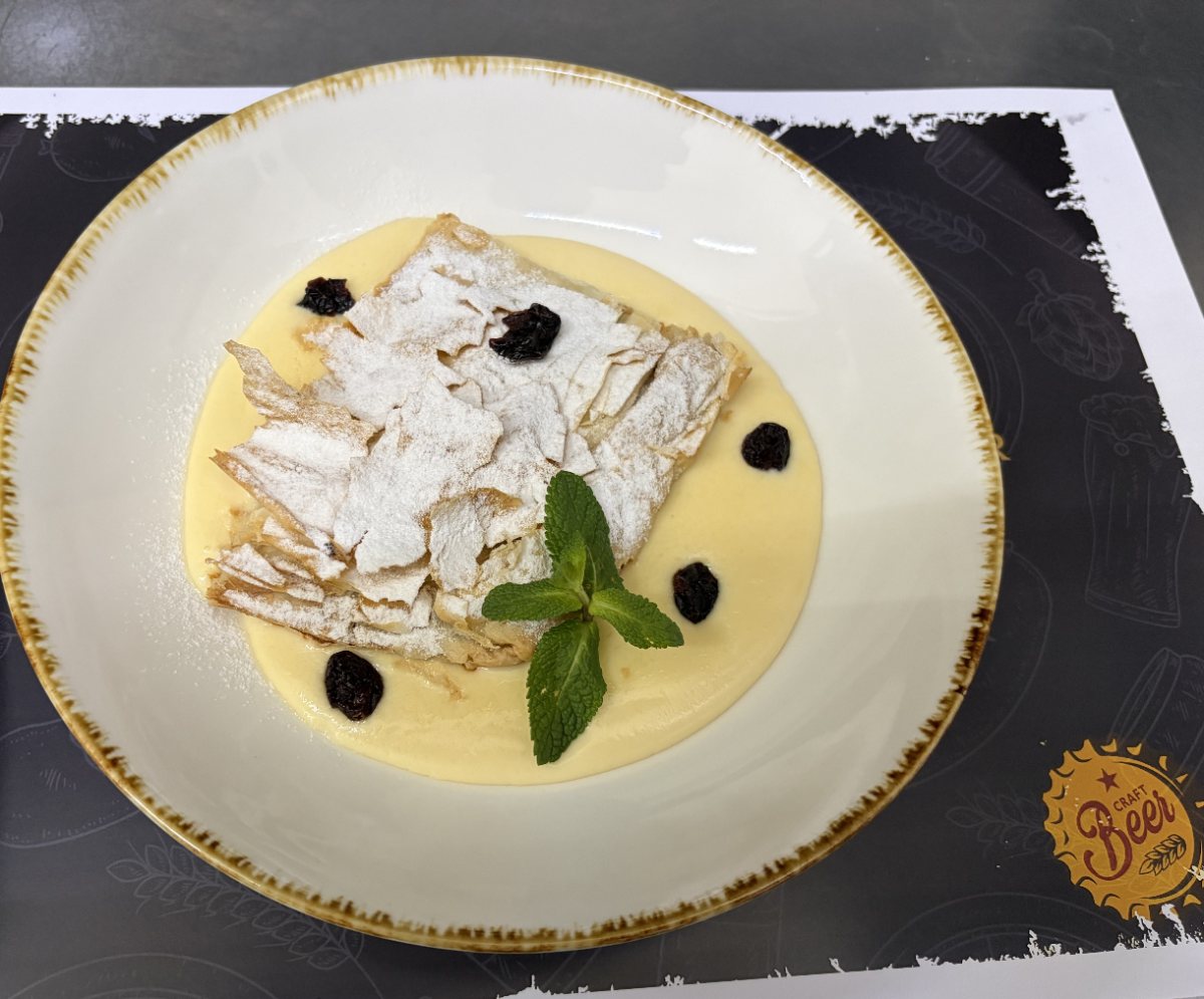 Strudel Mere in Sos de Vanilie